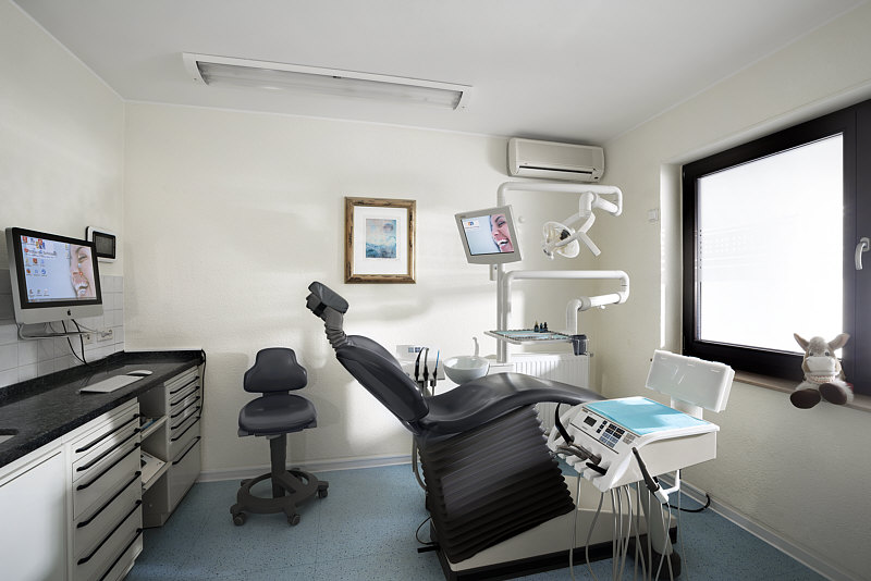 Behandlungsraum in unserer Zahnarzt Praxis am Schloss in Bendorf Sayn Nähe Koblenz und Neuwied - Dr. med. dent. Guido Riehl MSc und Team Foto Behandlungsraum 3