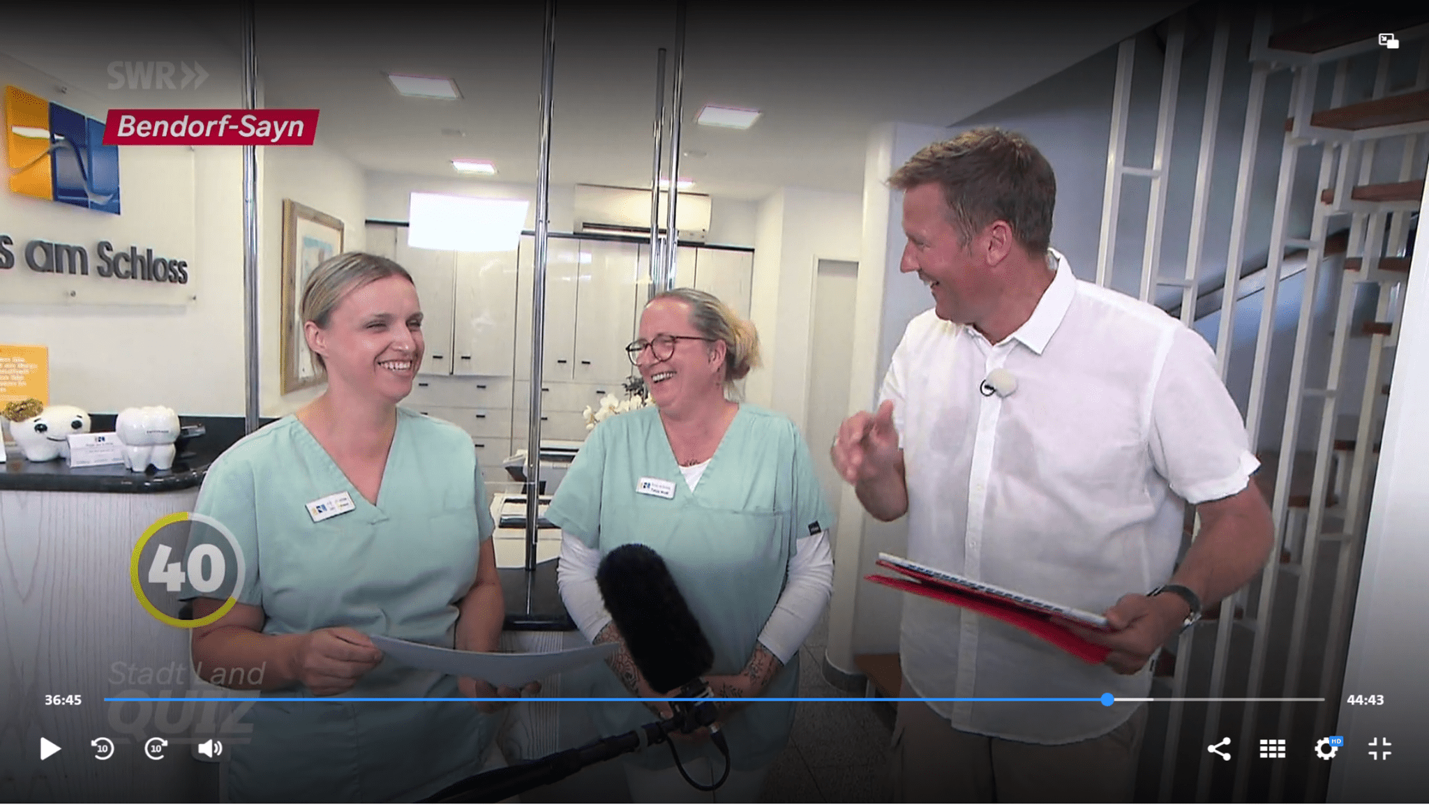 Jessi und Tanja haben bei der Sendung "Stadt Land Quiz" des SWR mitgemacht, die am 22.08.2026 ausgestrahlt wurde! Screenshot der TV-Sendung "Stadt Land Quiz" mit Jessi, Tanja und Moderator Jens Hübschen