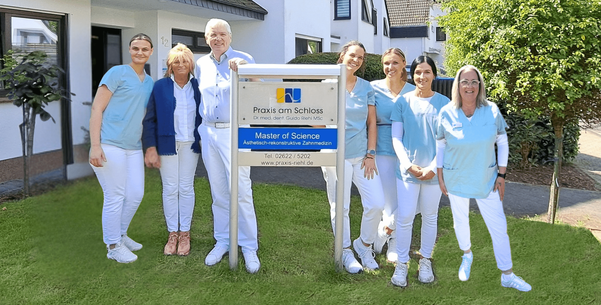 Dr. Guido Riehl & das Team der Zanarzt-Praxis am Schloss Dr. Guido Riehl & das Team der Zanarzt-Praxis am Schloss am Eingang mit Praxisschild in der Mitte